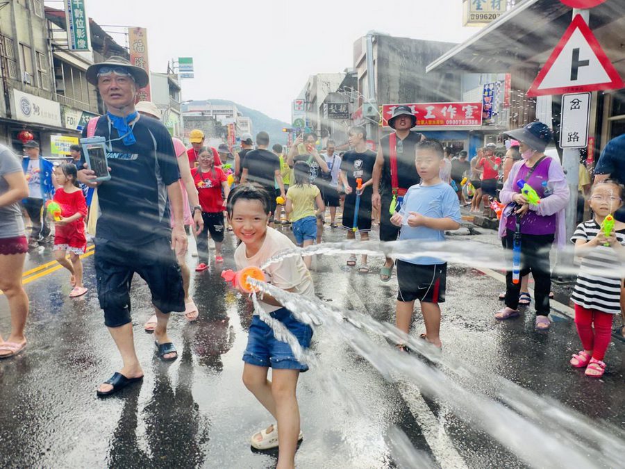 影音/狂歡潑水節打水戰 蘇澳鬧區水花飛濺超清涼