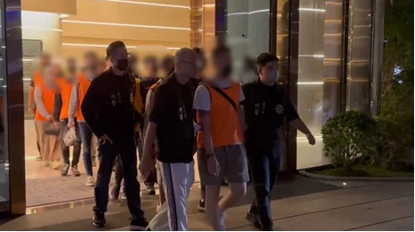 所長化身美國隊長大戰鋼鐵門 嫌犯崩潰喊：我那幾十萬打造的大門