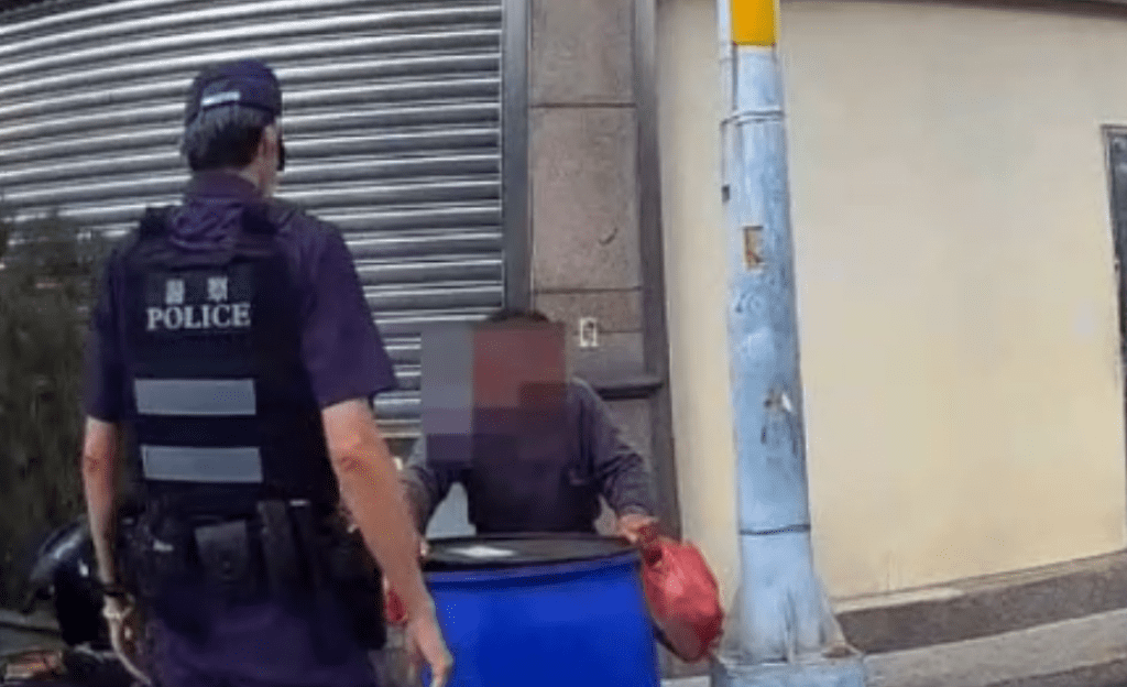 台中員警巡邏驚見遊民路邊吃餿水! 提供熱食果腹連絡社會局安置 台中員警巡邏驚見遊民路邊吃餿水! 提供熱食果腹連絡社會局安置