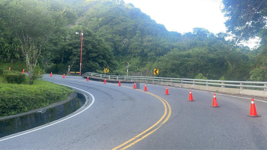 影／上武陵注意！台14線77K路面掏空「一半不見」　單線雙向通行