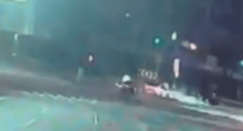 撞擊畫面曝光!台中25歲男開保時捷酒駕闖紅燈 和小黃相撞車頭撞爛釀兩傷 撞擊畫面曝光!台中25歲男開保時捷酒駕闖紅燈 和小黃相撞車頭撞爛釀兩傷