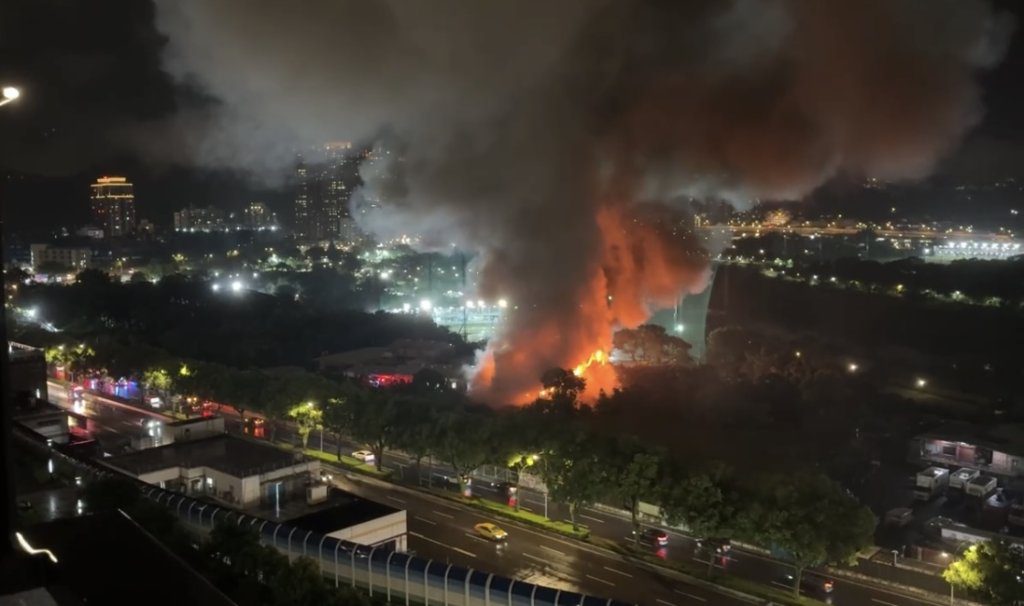 濃煙瀰漫嚇壞人！新店鐵皮工廠起火 消防灌救近2小時