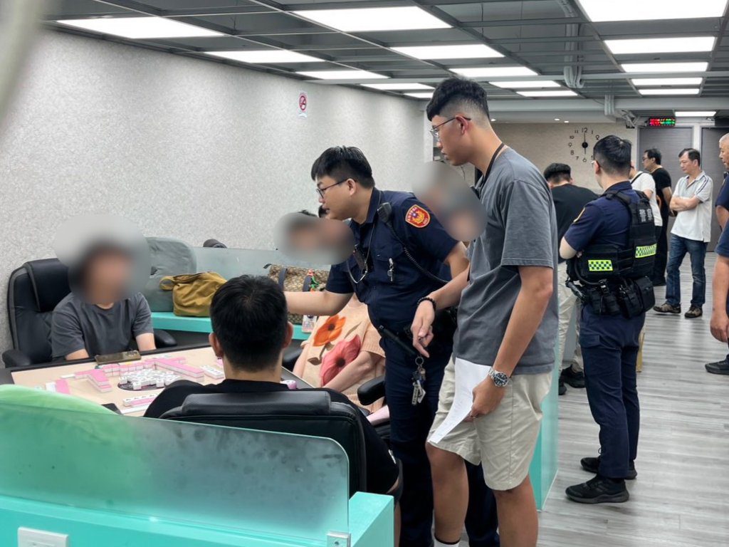 基隆棋牌社暗藏賭場 警方破門逮18人、搜出6萬現金與籌碼 基隆棋牌社暗藏賭場 警方破門逮18人、搜出6萬現金與籌碼