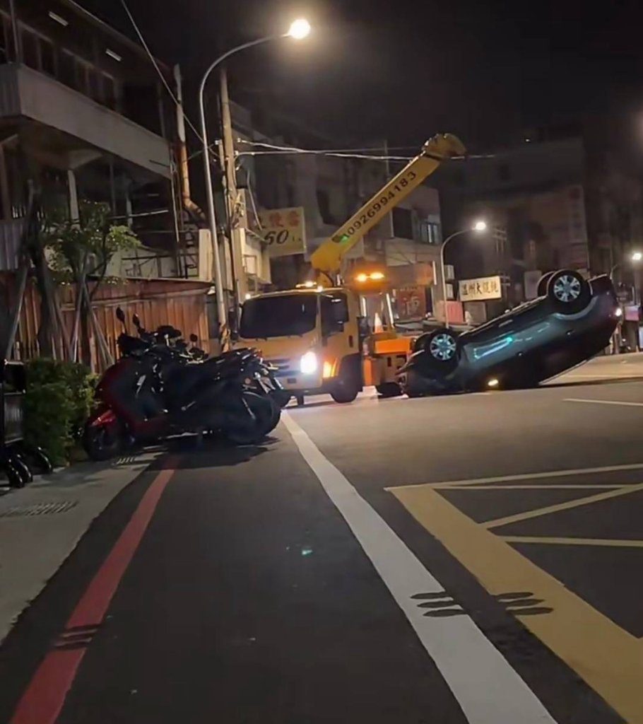 平鎮自撞翻車! 駕駛輕傷 平鎮自撞翻車! 駕駛輕傷