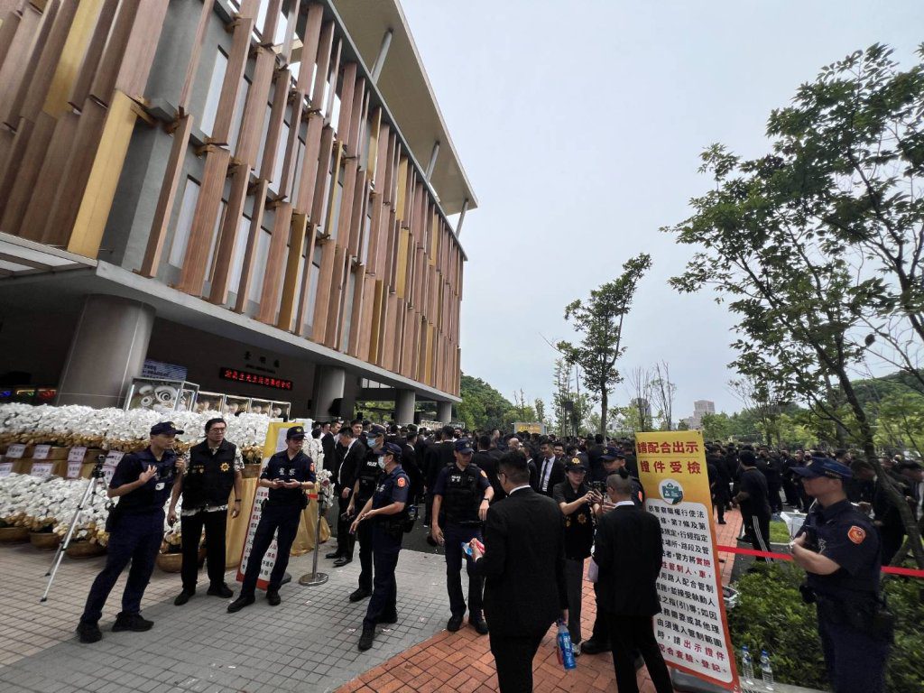 竹聯幫會眾至親公祭！800人聚集殯儀館　百警戒備盤查