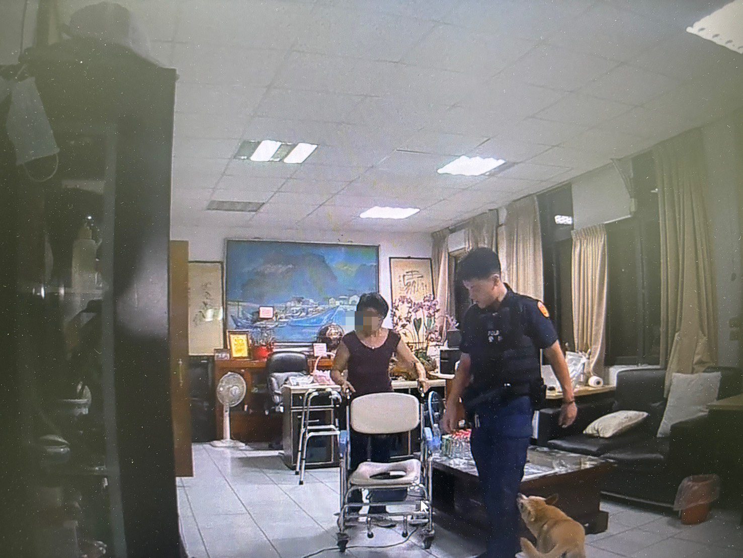 高齡翁身體虛弱坐階梯 龜山警暖心攙扶助返家 高齡翁身體虛弱坐階梯 龜山警暖心攙扶助返家