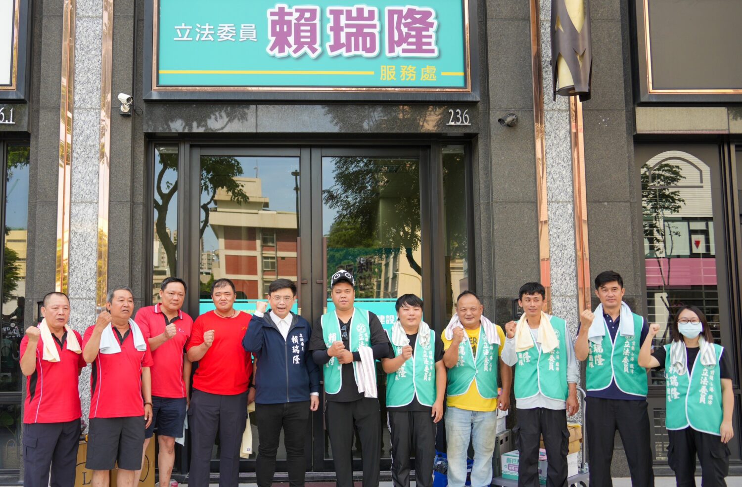 高雄台南並肩抗災 賴瑞隆號召首批志工小隊馳援台南災區 高雄台南並肩抗災 賴瑞隆號召首批志工小隊馳援台南災區