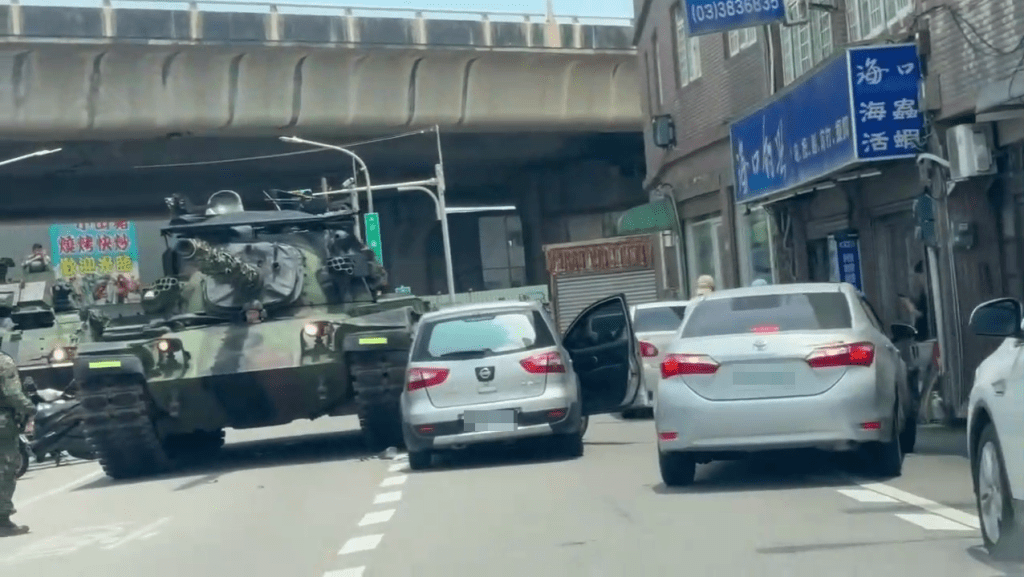 國軍事故再+1！桃園「勇虎戰車」擦撞轎車　軍方回應了