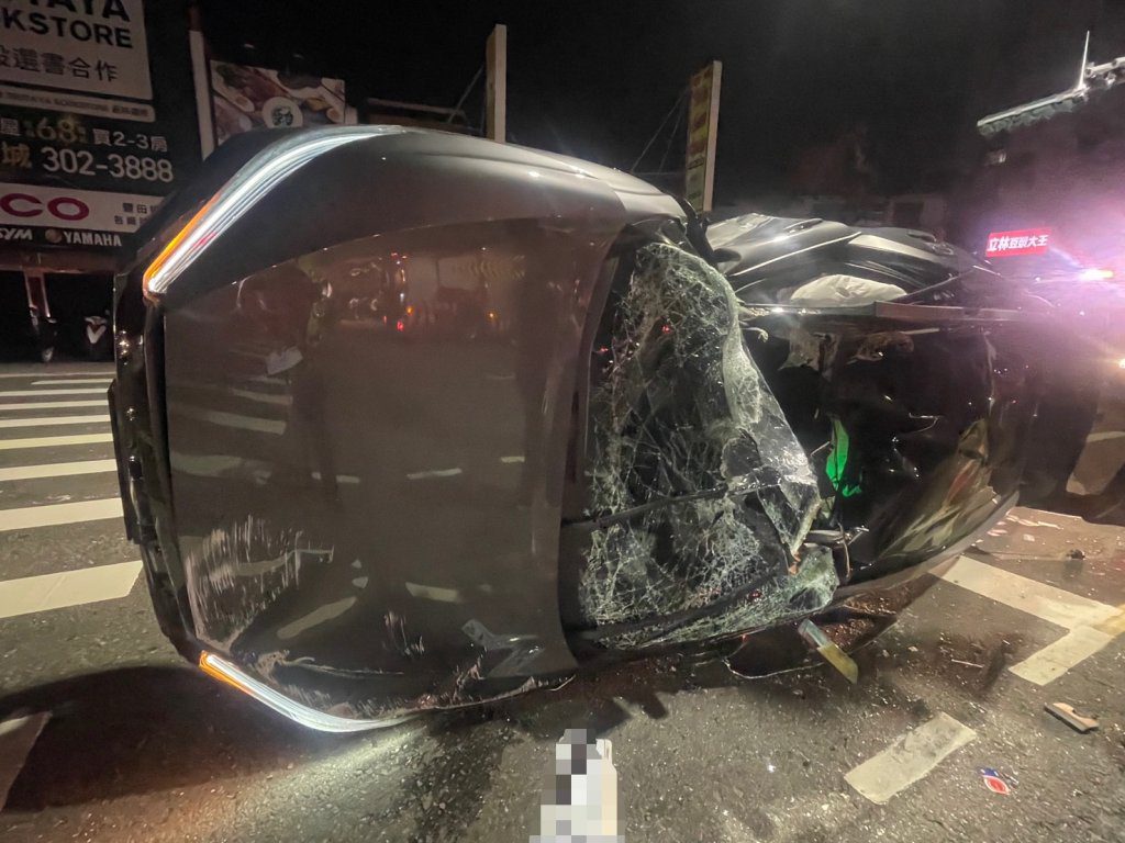 台南永康休旅車疑闖紅燈!猛撞計程車側翻 3人掛彩送醫 台南永康休旅車疑闖紅燈!猛撞計程車側翻 3人掛彩送醫