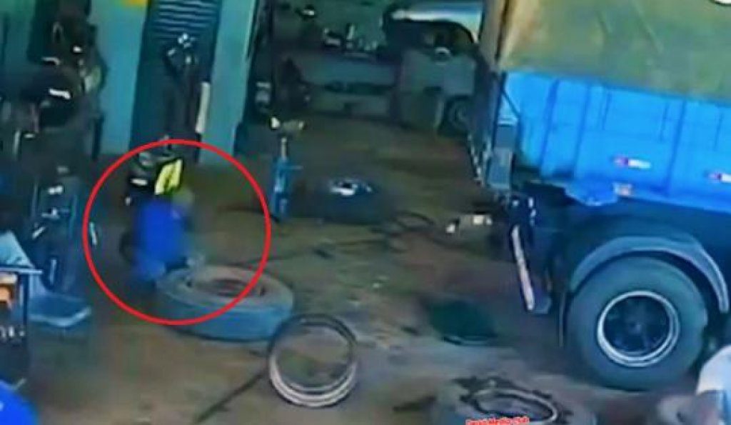 影/修車廠驚悚事故影片!貨櫃車輪胎突爆炸 工人遭直擊1死1傷 影/修車廠驚悚事故影片!貨櫃車輪胎突爆炸 工人遭直擊1死1傷