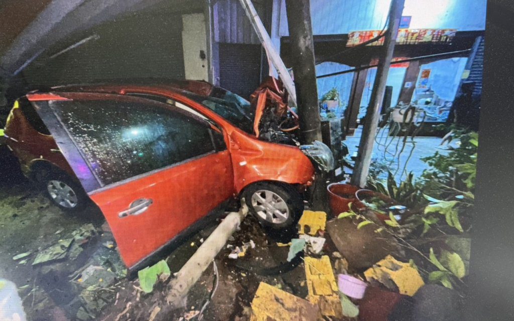 有片／台南男凌晨開車突左偏！撞爛號誌再衝早餐店　腸道破裂送醫