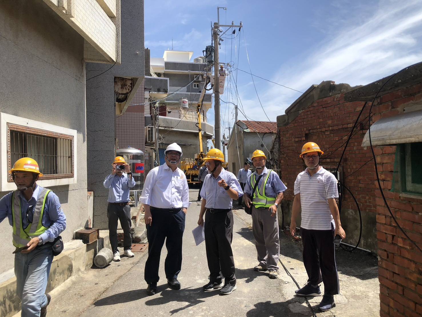 台電搶修團隊日夜奮戰進入最後階段 曾文生親赴慰問搶修人員 台電搶修團隊日夜奮戰進入最後階段 曾文生親赴慰問搶修人員