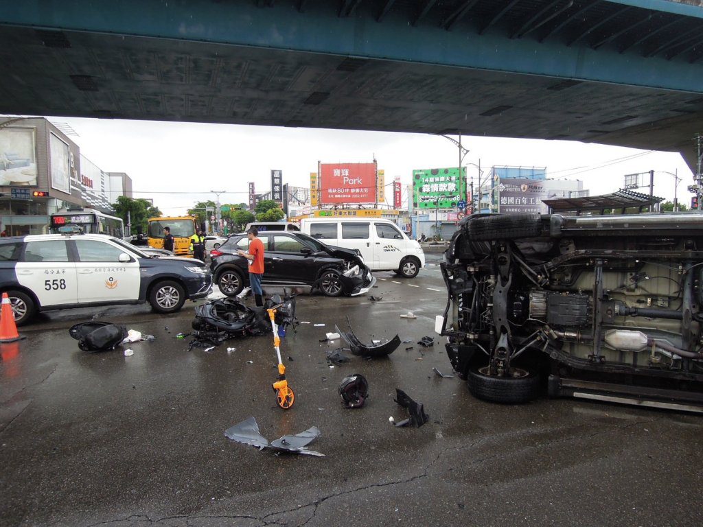 違規左轉釀車禍! 台中北屯3車相撞4人受傷 違規左轉釀車禍! 台中北屯3車相撞4人受傷