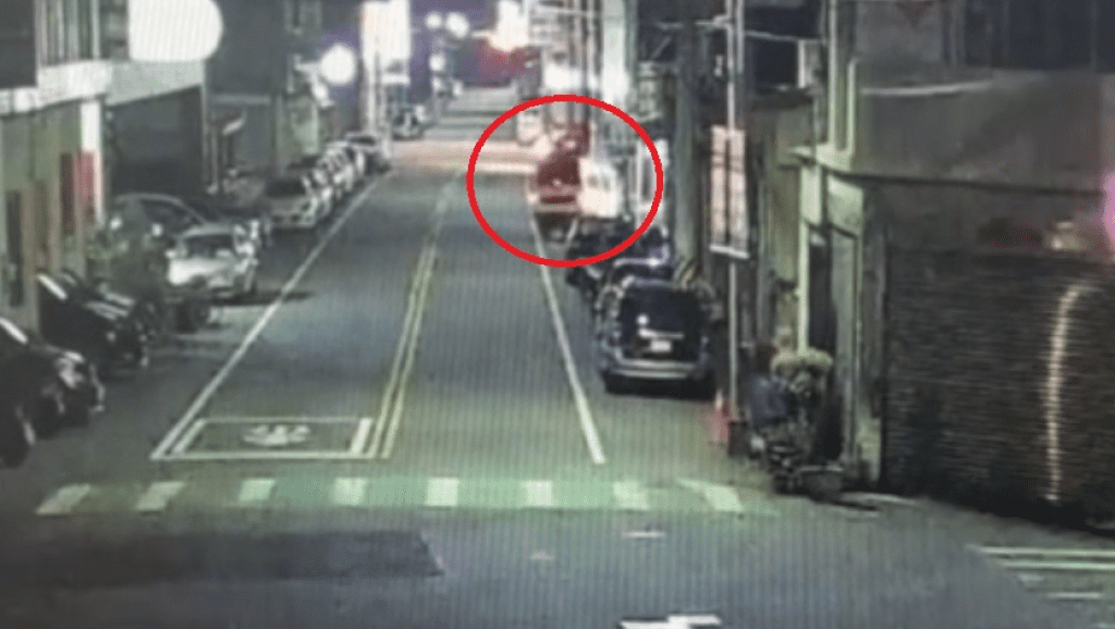 撞擊畫面曝光!苗栗苑裡廂型車暗夜自撞電線桿 駕駛受傷送醫 撞擊畫面曝光!苗栗苑裡廂型車暗夜自撞電線桿 駕駛受傷送醫