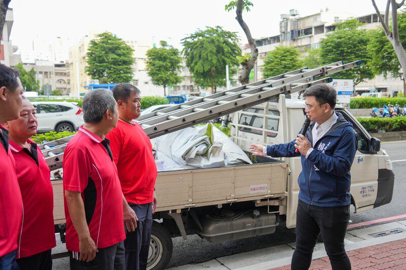 高雄台南並肩作戰 賴瑞隆號召首批志工小隊馳援台南災 高雄台南並肩作戰 賴瑞隆號召首批志工小隊馳援台南災