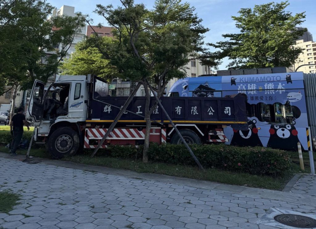 快訊／高雄輕軌意外！「貨車尾撞車廂」消防急出7分隊