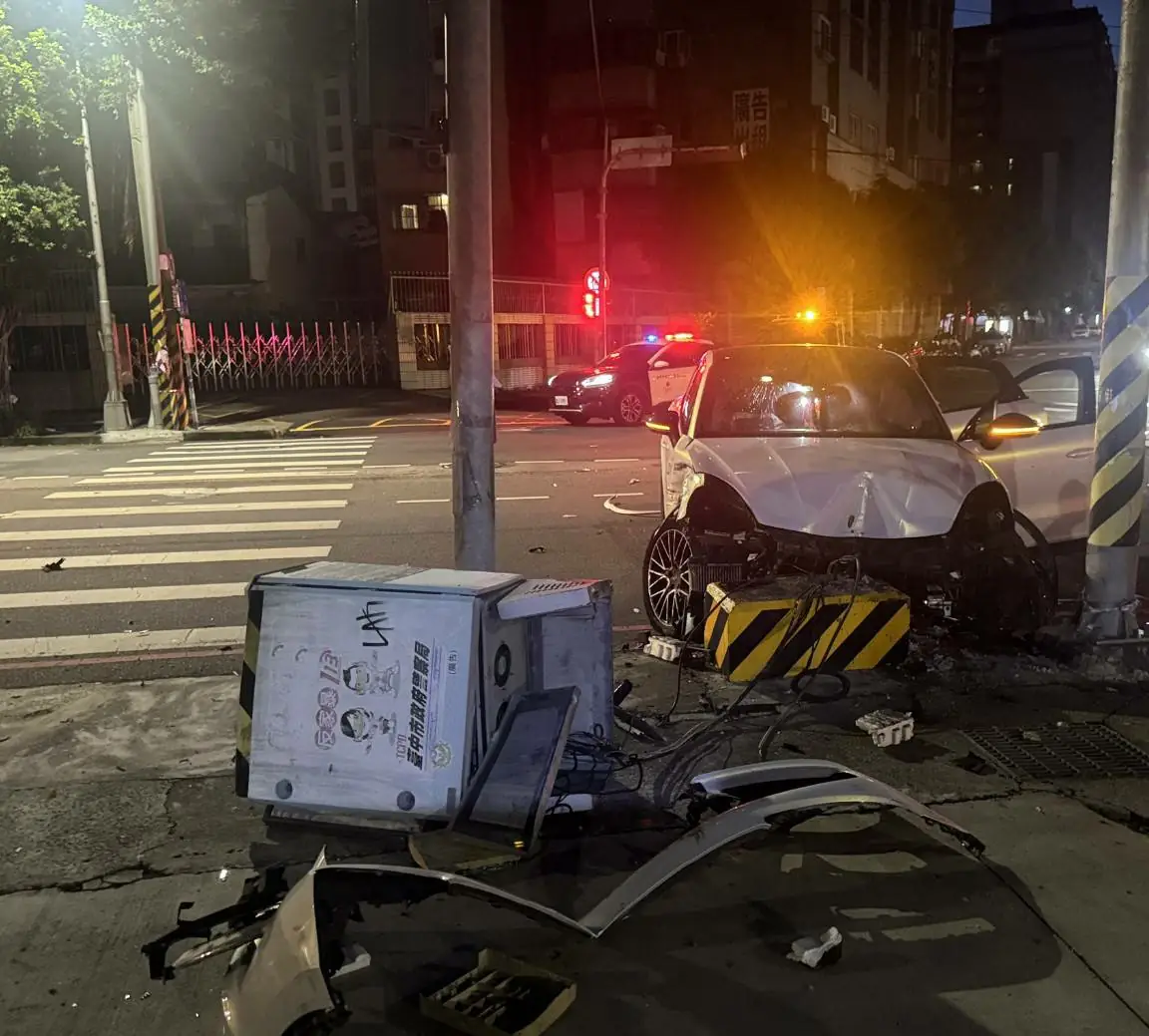 凌晨酒駕闖紅燈釀車禍 警到場處理依法送辦