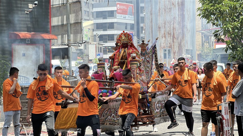台南神轎突發神異！正氣殿文衡聖帝回駕「2轎同時斷桿」　信眾驚呼：神明的話要聽