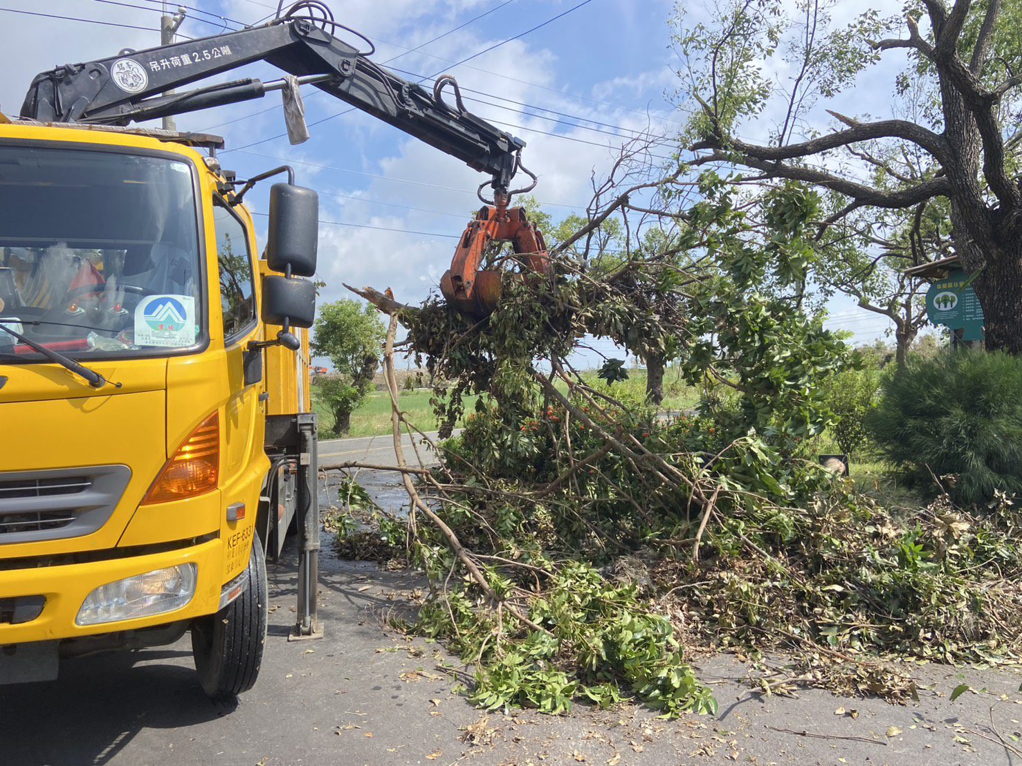 高雄環保局再度加派人手與車輛 攜手台南嘉義共度難關! 高雄環保局再度加派人手與車輛 攜手台南嘉義共度難關!
