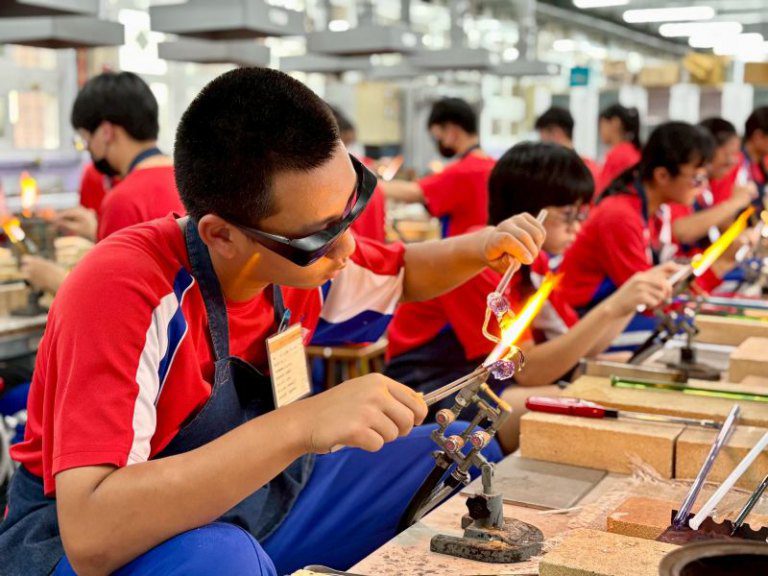 竹市富禮國中「光韻琉園」正式開箱！　邱臣遠代理市長：落實校園生活美學 展現玻璃藝術教育成果