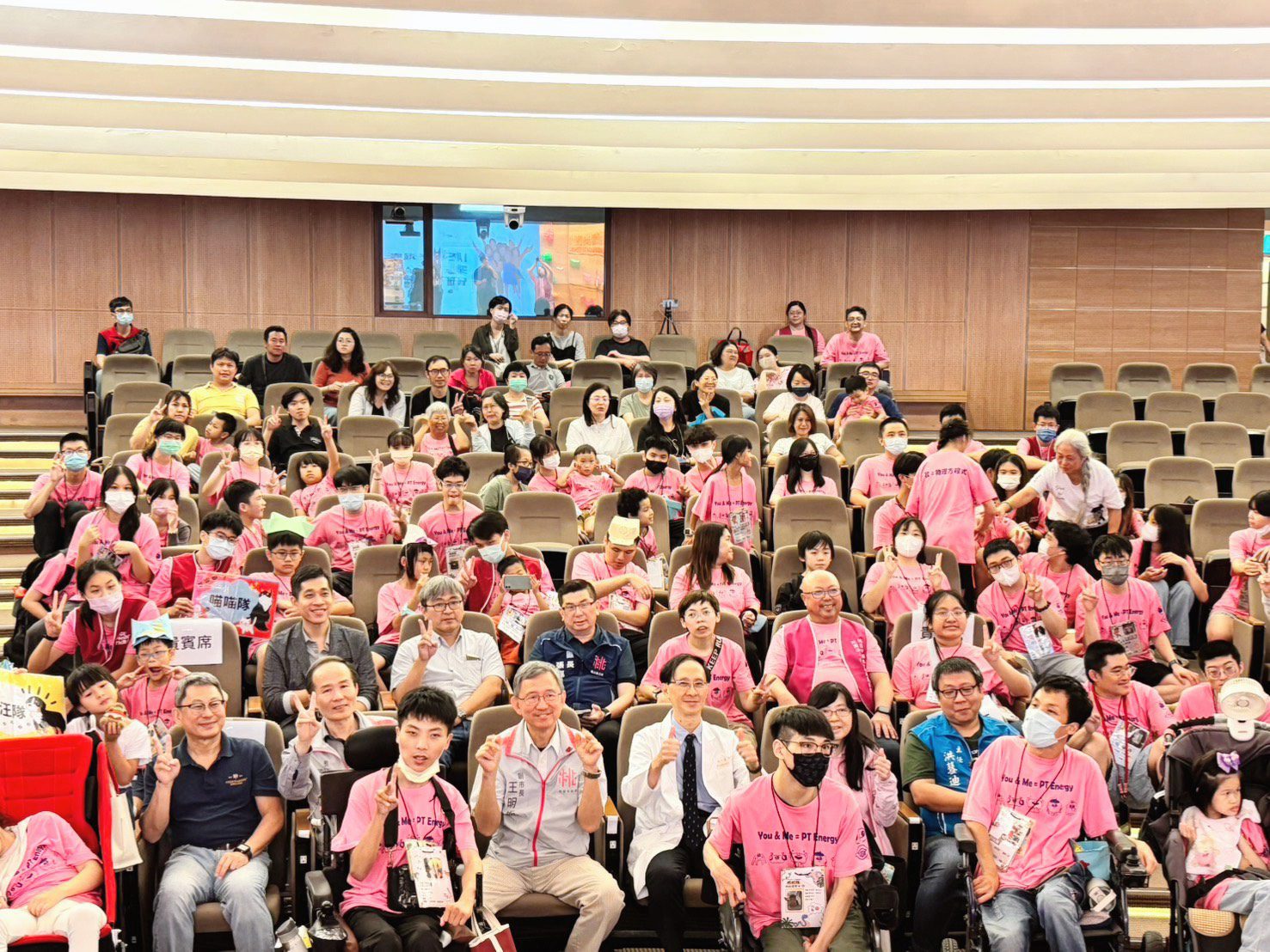 嘻皮天使親子成長營桃園長庚熱鬧登場    王明鉅、劉仲成與小朋友同樂