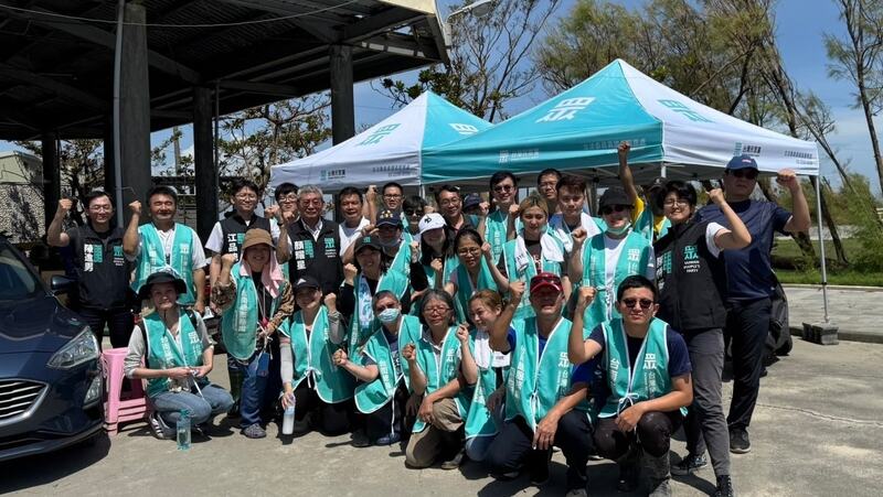 民眾黨台南市黨部七日救災行動總動員：從果園落果到水電搶修、環境清理，小草實力展現！