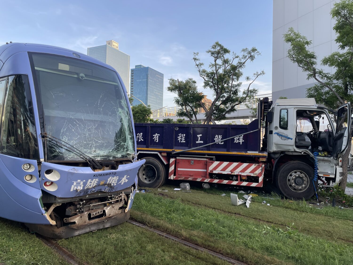 大貨車闖輕軌軌道肇事 5名乘客受傷送醫 19:56輕軌全線已恢復正常通行