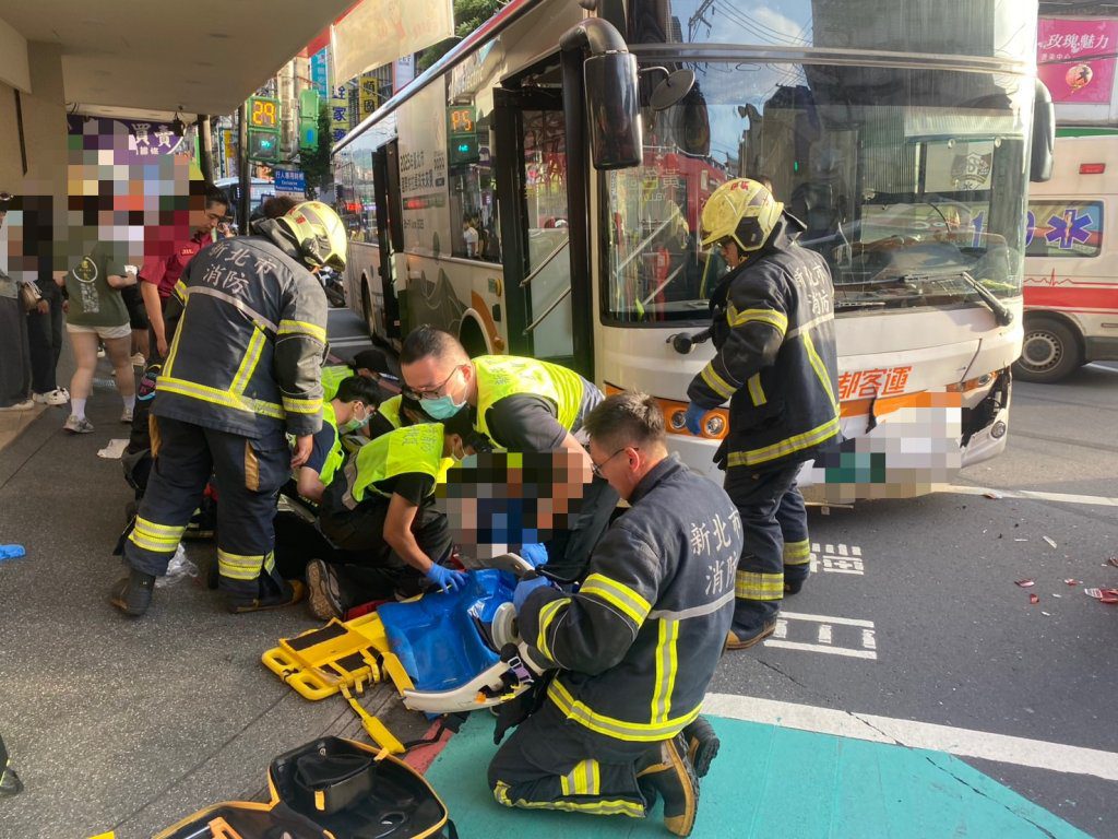 新北中和嚴重事故 1女子卡在公車底「失去生命跡象」 新北中和嚴重事故 1女子卡在公車底「失去生命跡象」