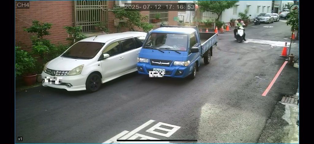 影/沒拉手煞車出事!小貨車前滑「司機慘被夾」 民眾協力搬車救援 影/沒拉手煞車出事!小貨車前滑「司機慘被夾」 民眾協力搬車救援