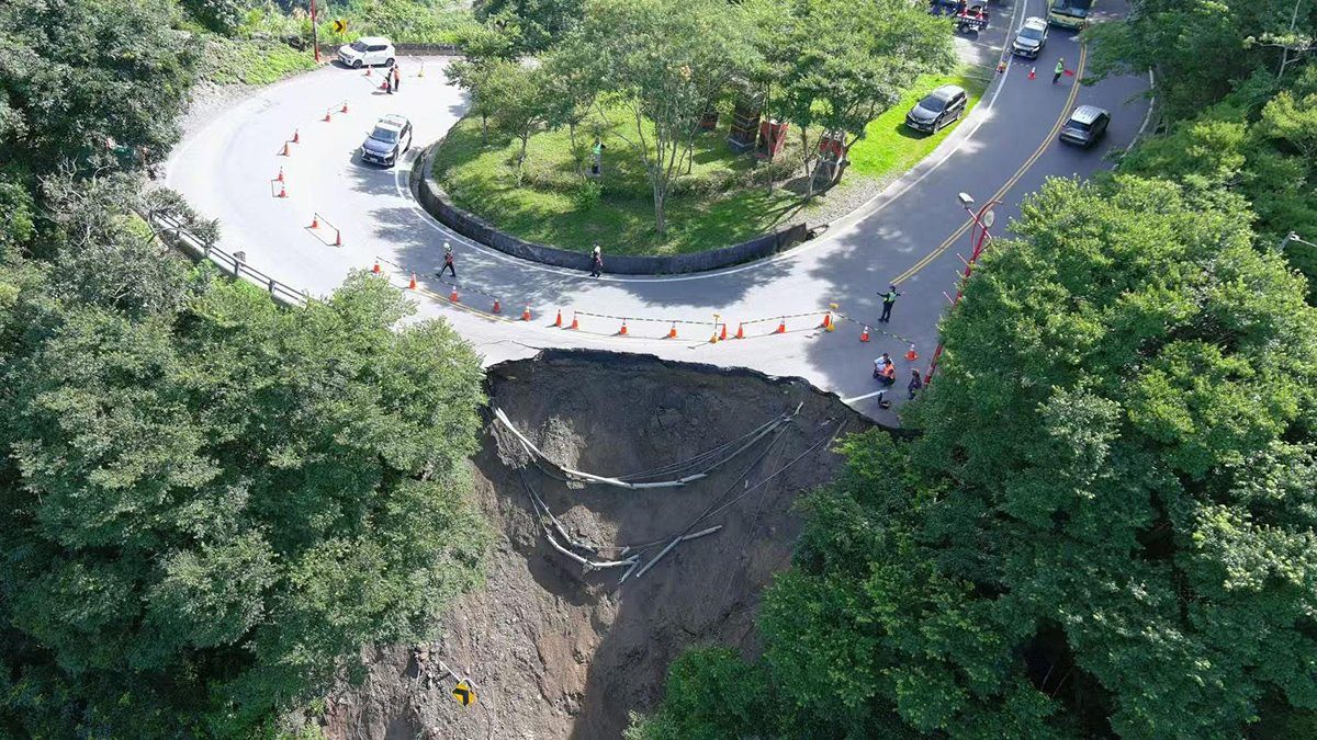 台14線人止關路段塌陷　單線通行中　公路單位搶修拚7月15日恢復雙線