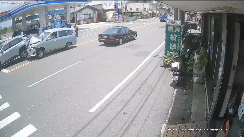 影／沒注意前車？休旅車沒減速直接往前撞　車頭全毀監視器畫面瘋傳