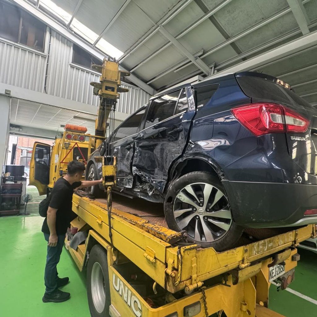 高雄鳳頂路車禍5車1機車遭撞　婦人骨折倒地 民眾雨中救援