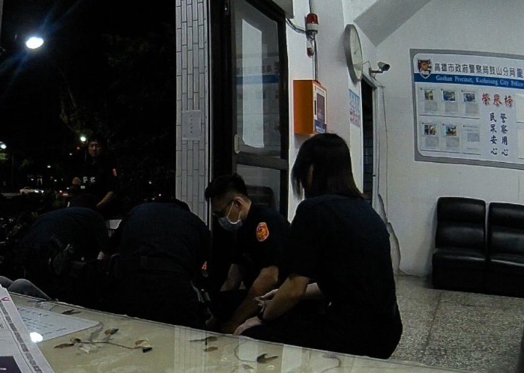 「警所前驚魂夜」女子倒地抽搐求救　高雄警員冷靜應變救回一命