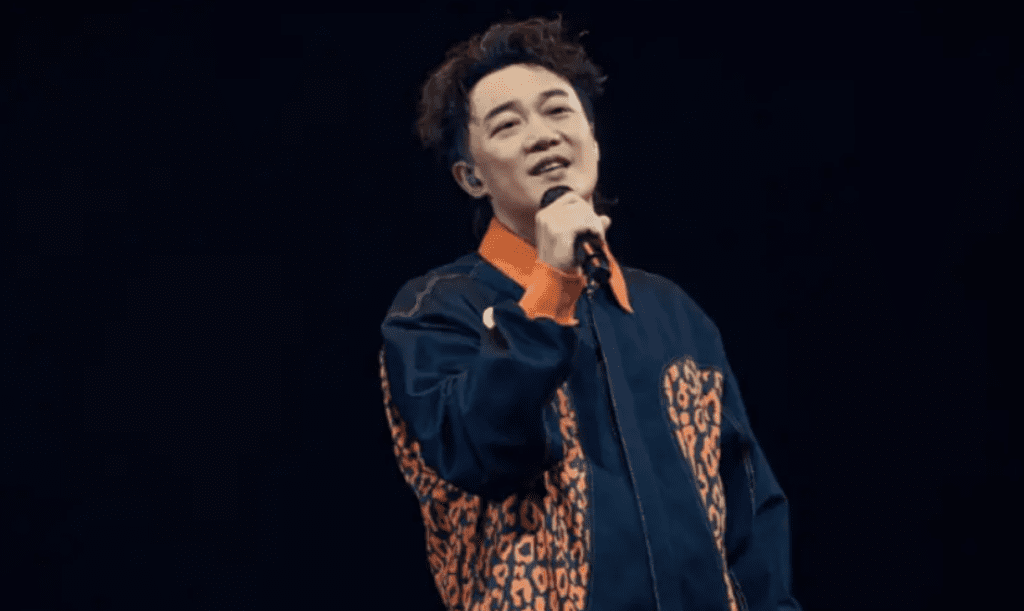 陳奕迅北京開唱意外重摔!踩空台階「碰」一聲嚇壞粉絲 陳奕迅北京開唱意外重摔!踩空台階「碰」一聲嚇壞粉絲