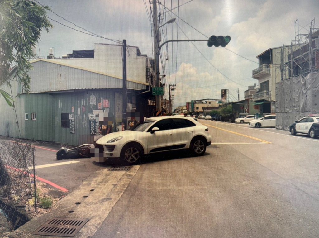 屏東機車遭撞倒！右轉轎車釀禍騎士送醫 警查酒測結果曝