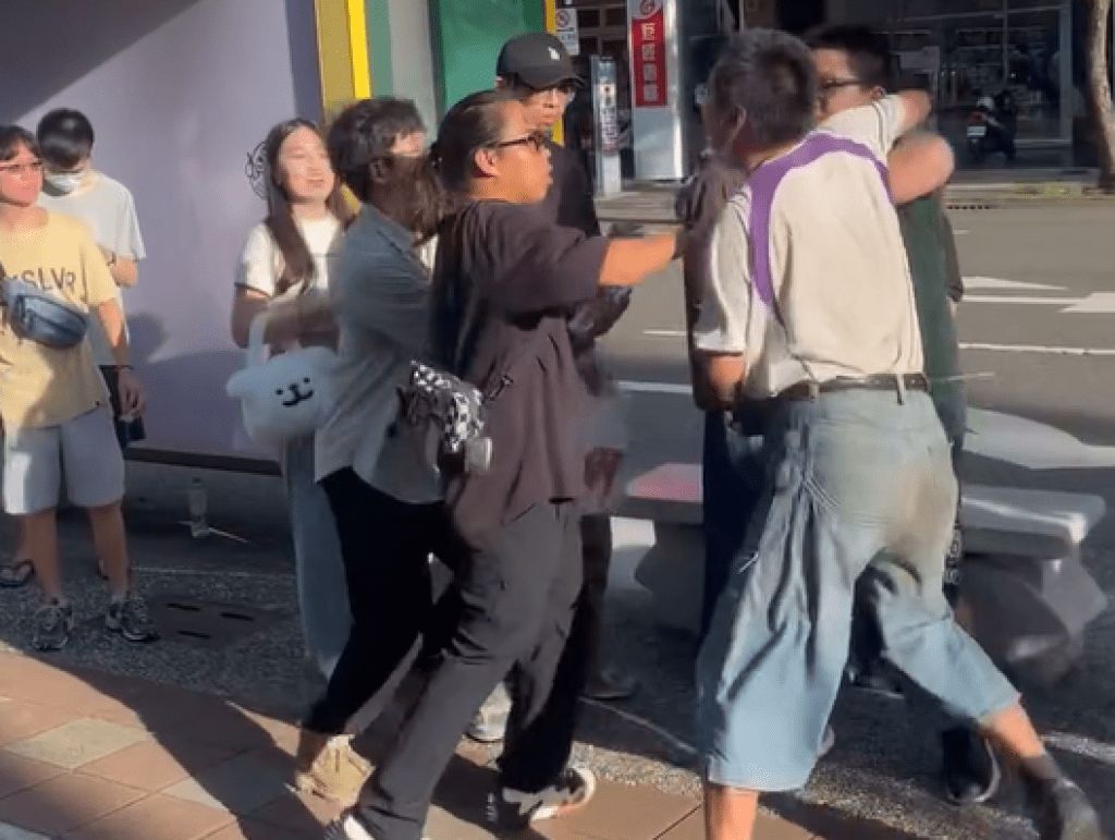 影/《英雄聯盟》CFO雞排之亂!長輩答不出問題無法領 爆口角糾紛跟粉絲打架 影/《英雄聯盟》CFO雞排之亂!長輩答不出問題無法領 爆口角糾紛跟粉絲打架