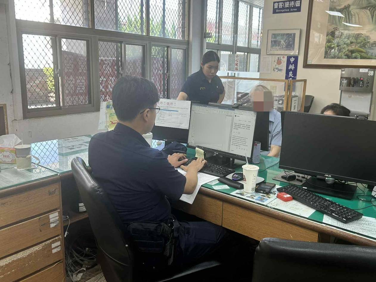 英籍男語言不通難報案 大園警專實習生「神救援」解圍 英籍男語言不通難報案 大園警專實習生「神救援」解圍