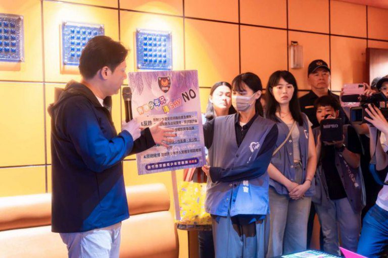 竹市進行暑期青春專案 邱臣遠代理市長率隊稽查娛樂場所 守護青少年安全 竹市進行暑期青春專案 邱臣遠代理市長率隊稽查娛樂場所 守護青少年安全