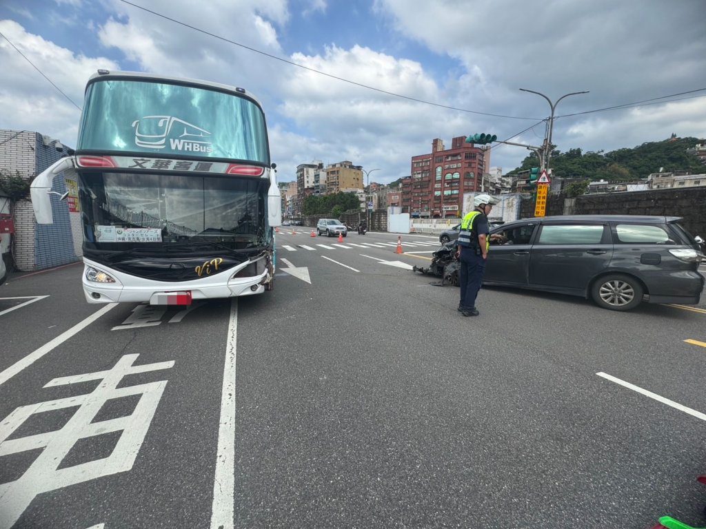 日本旅客搭郵輪前遇車禍!基隆小客逆向猛撞遊覽車釀混亂 日本旅客搭郵輪前遇車禍!基隆小客逆向猛撞遊覽車釀混亂