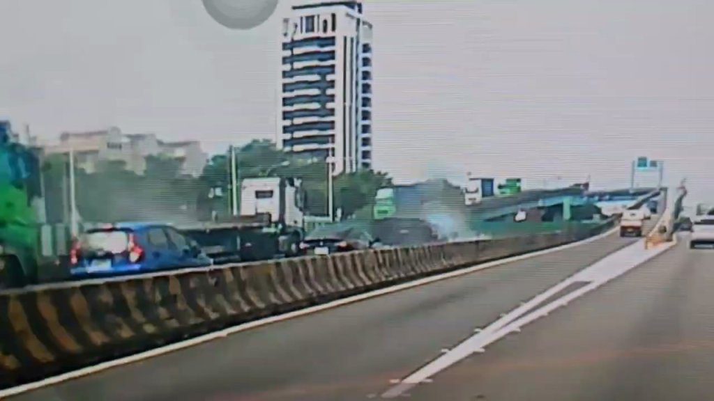 影／疑變換車道不慎！小貨車國道擦撞聯結車再撞護欄　當場翻滾半圈