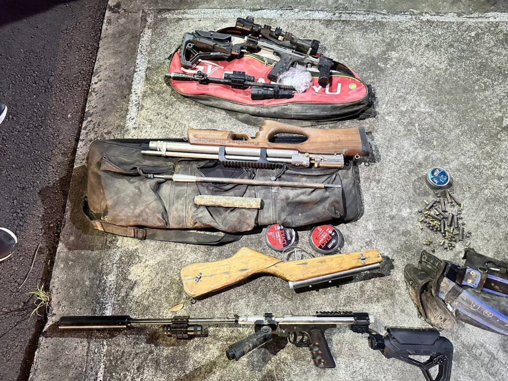 疑起口角開槍傷父逃逸！台南男「10分鐘」自撞亡　車內驚見多把改造槍