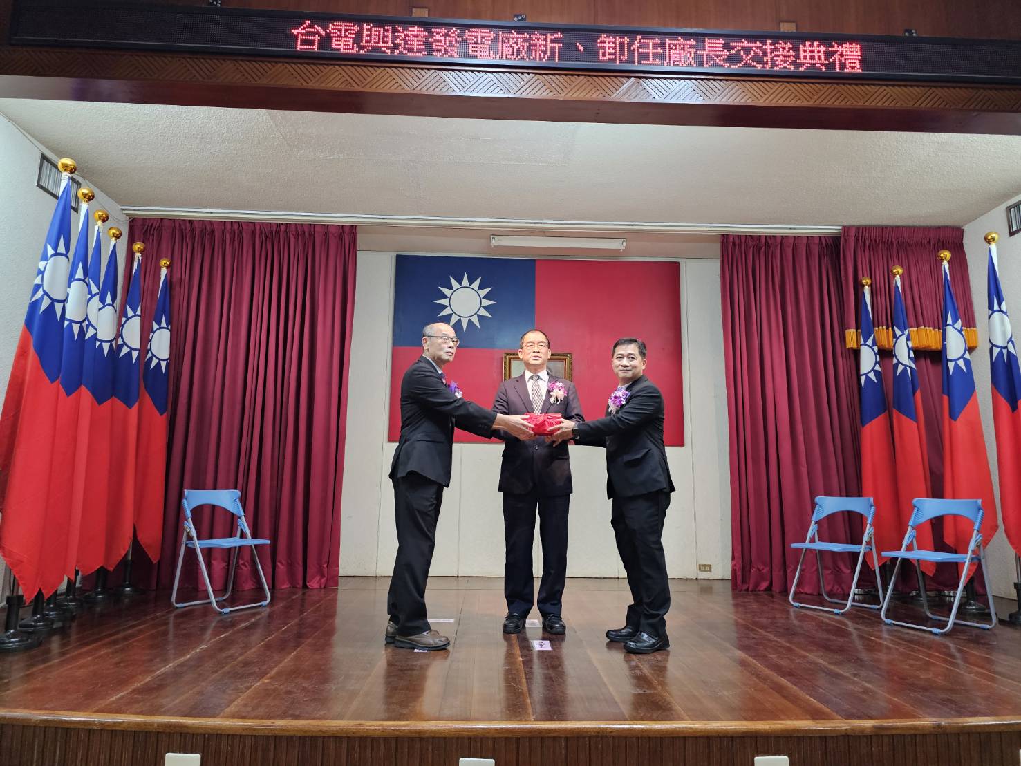 興達電廠卸、新任廠長交接!洪貴忠掌舵 承諾穩定供電再創高峰 興達電廠卸、新任廠長交接!洪貴忠掌舵 承諾穩定供電再創高峰