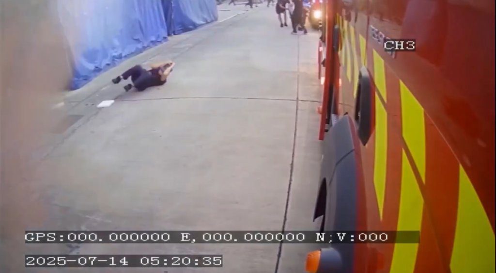 快訊／三元能源爆炸瞬間「另一角度曝」！員警重摔後…黑煙蓋身