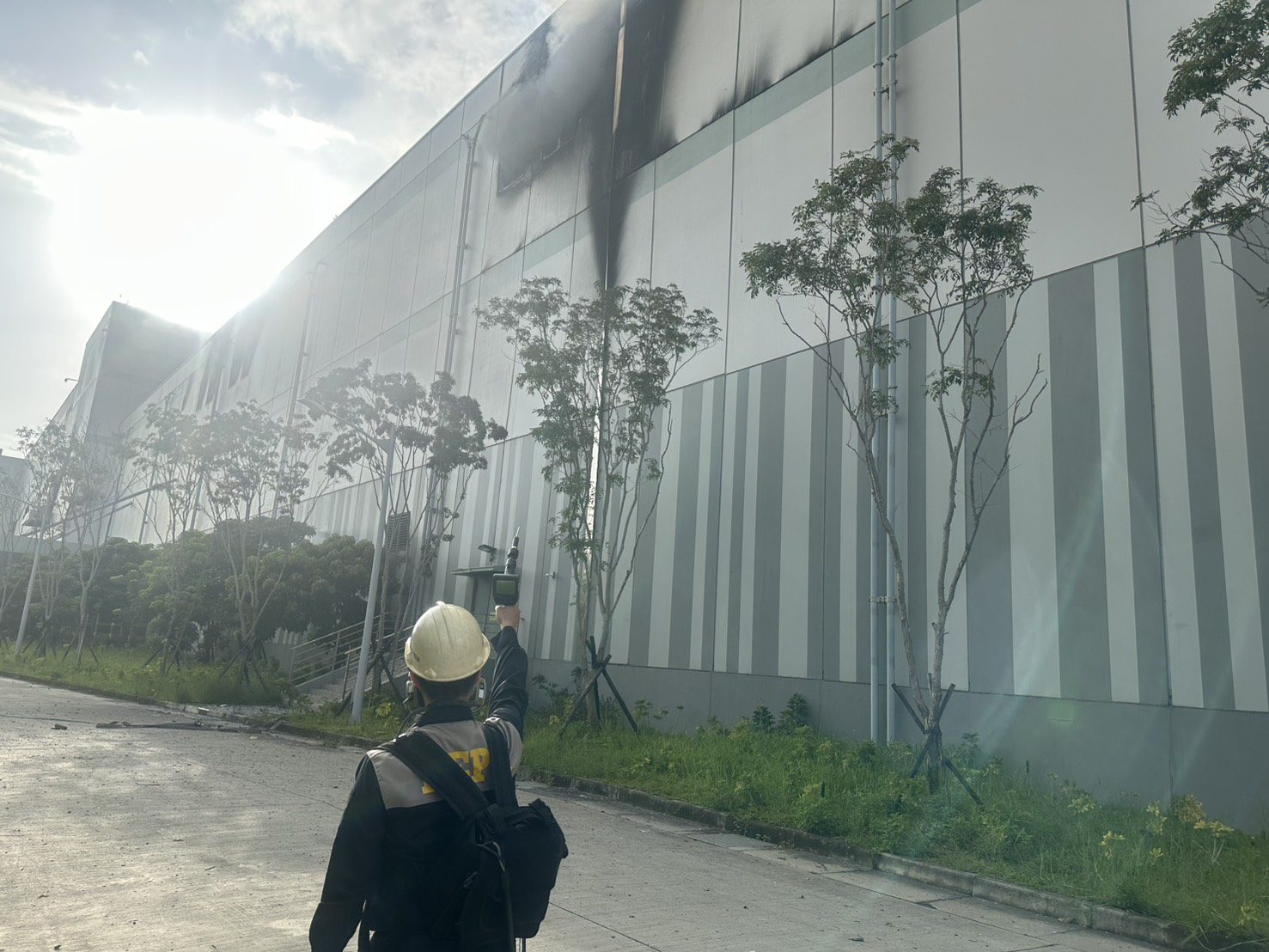 小港電池工廠火警濃煙蔓延 高市環保局即時監測從重裁罰