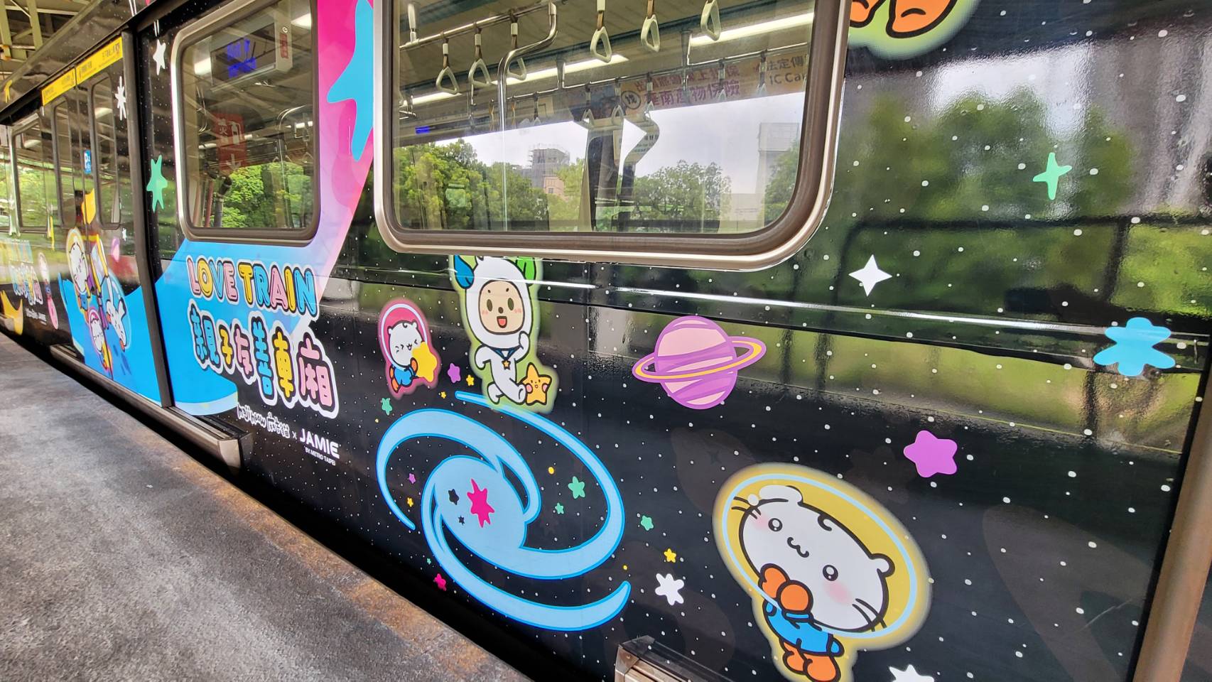 捷米攜手麻吉貓啟航 捷運「太空之旅」彩繪列車暑假登場 捷米攜手麻吉貓啟航 捷運「太空之旅」彩繪列車暑假登場