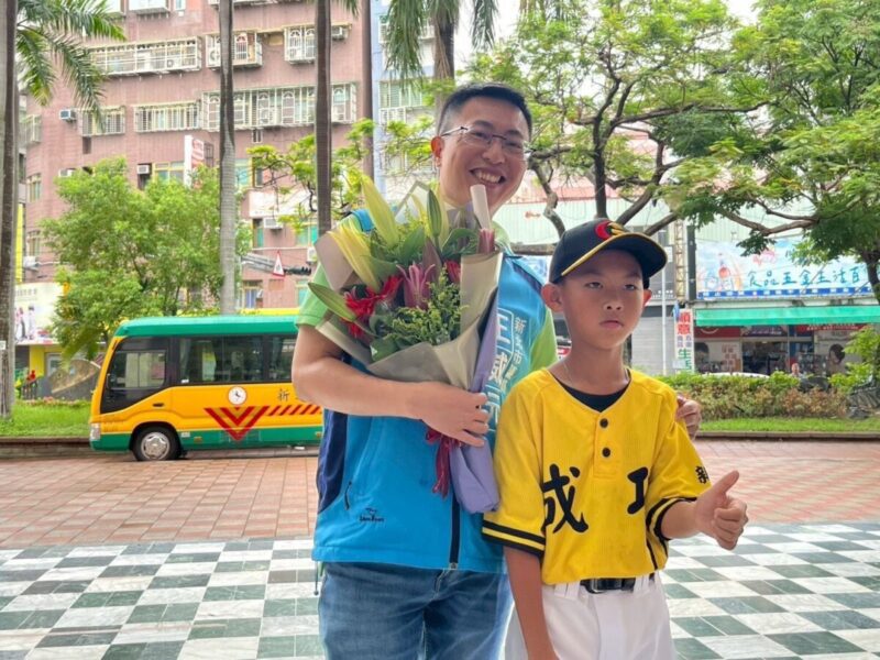 新北市議員王威元號召黨團愛心接力 31位議員助成功國小棒球隊圓夢購車