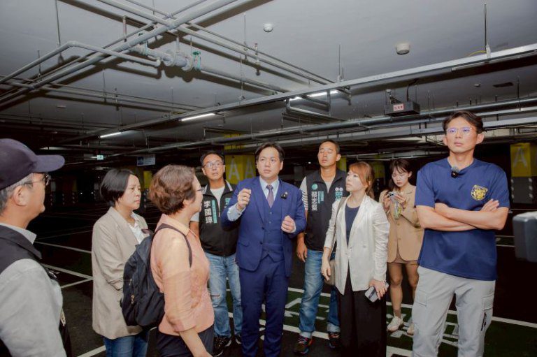 立委率團考察新竹棒球場 竹市府強調持續全面改善、依法究責 立委率團考察新竹棒球場 竹市府強調持續全面改善、依法究責