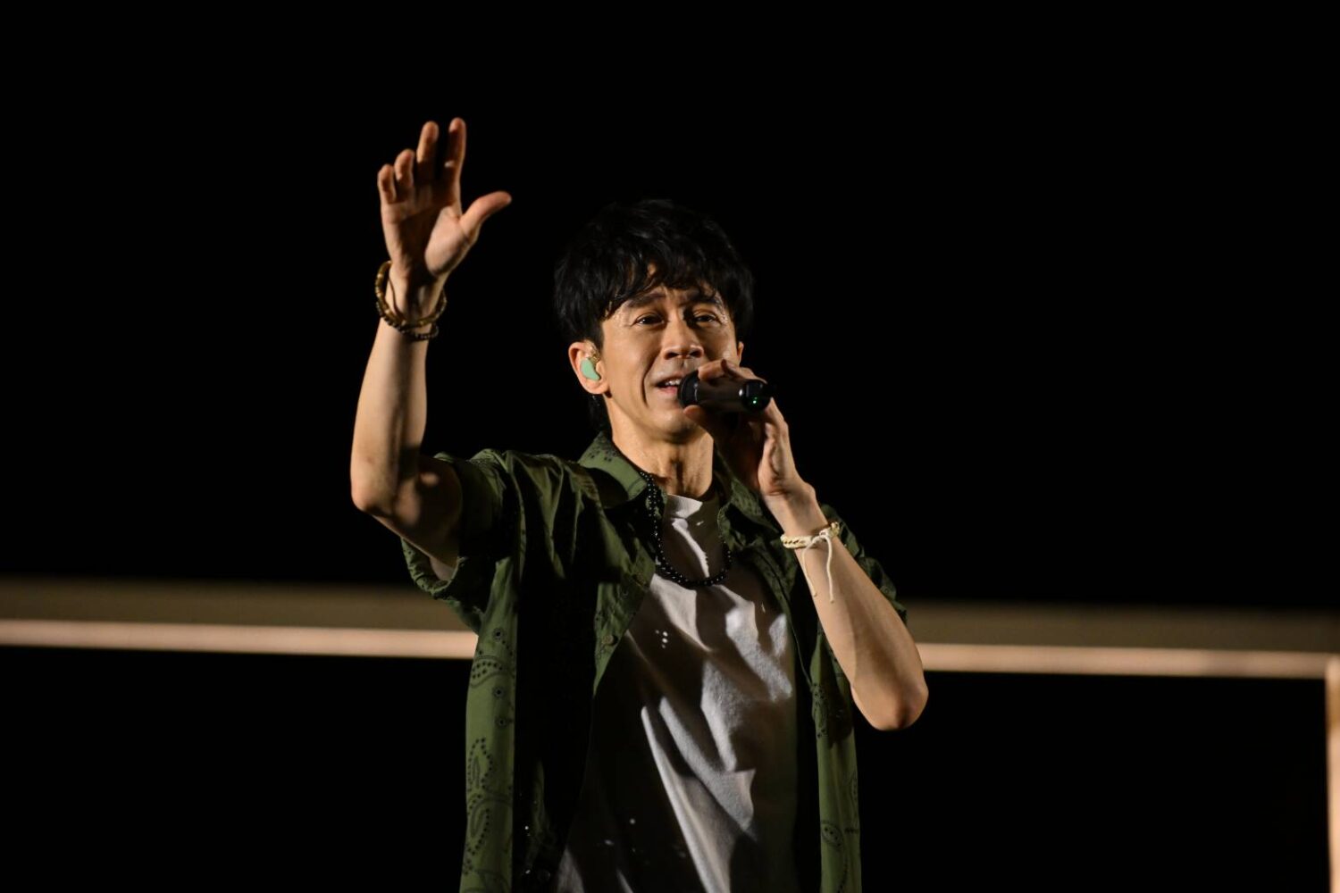 光良〈童話〉唱進星空夜！繁星照沙灘 台東最美星空音樂會東河場 聽海浪星空歌唱