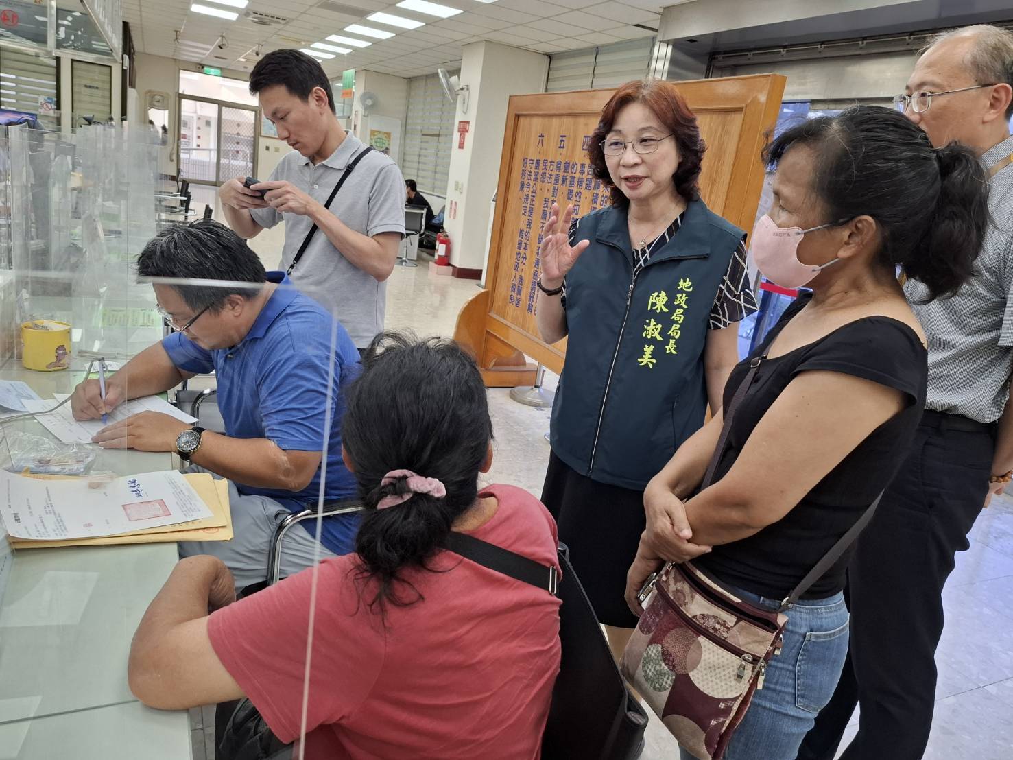 視察相關地所 地政局長陳淑美關心農損戶申請地籍謄本情形 視察相關地所 地政局長陳淑美關心農損戶申請地籍謄本情形