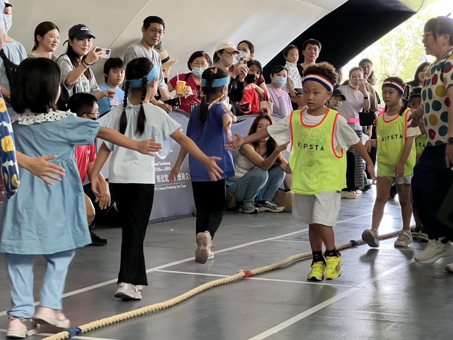 高市運發局與衛武營藝術中心合作推出花露露幼兒拔河 700人幼兒選手萌力爆發 高市運發局與衛武營藝術中心合作推出花露露幼兒拔河 700人幼兒選手萌力爆發